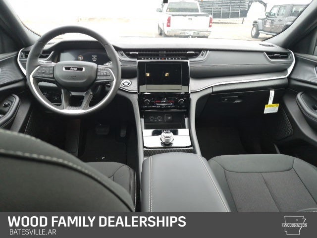 2025 Jeep Grand Cherokee GRAND CHEROKEE LAREDO X 4X4